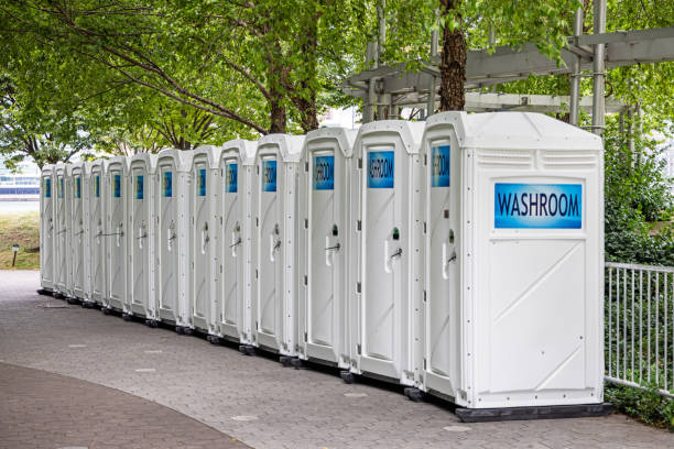 Best Porta potty delivery and setup  in Manito, IL